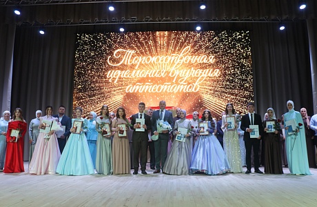 Алексей Фомин посетил выпускные вечера в школах Городищенского района 